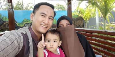 Ziyad imana, istri, dan Putri.