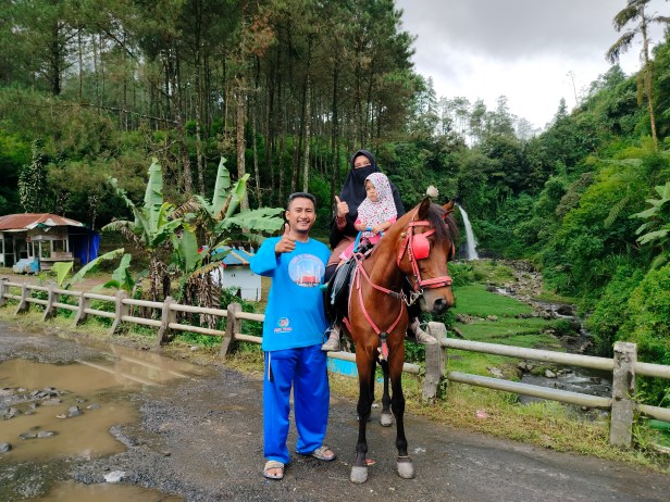 Ziyad imana, istri, dan Putri.