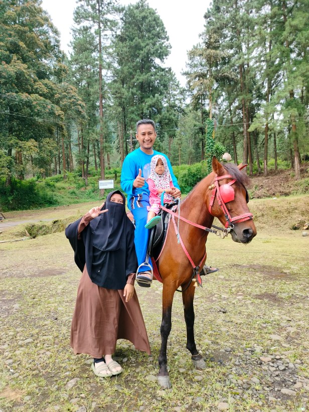 Ziyad imana, istri, dan Putri.